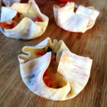 These Italian inspired wontons are going to blow you away! Only 4 ingredients and 12 minutes needed to make these flavor-packed tomato and basil wonton cups. #tomatobasil #veganapp #veganappetizer #wontons #plantbasedappetizer #partyfood