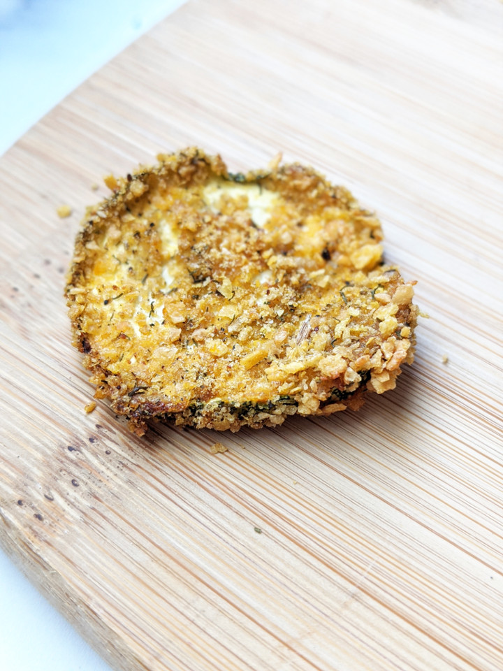 These Vegan Baked Zucchini chips are oven-baked, crispy, and irresistible! They're a delicious and healthy alternative to regular chips and are incredibly easy to make! #vegansnack #veganchips #healthysnack #easysnack #bakedchips #zucchinichips
