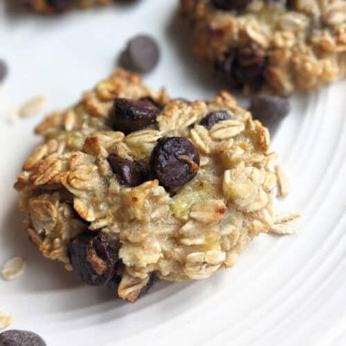 3 ingredient oatmeal cookie on a plate.