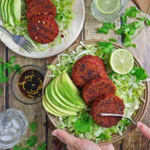 No need to miss out on grilling season as a vegan! Here are 25 of the most mouthwatering vegan BBQ and grilling recipes to cook up this summer. #vegangrilling #veganbbq #veganburger #veganchicken #vegansausagerecipe #tofusteak #beanburgers