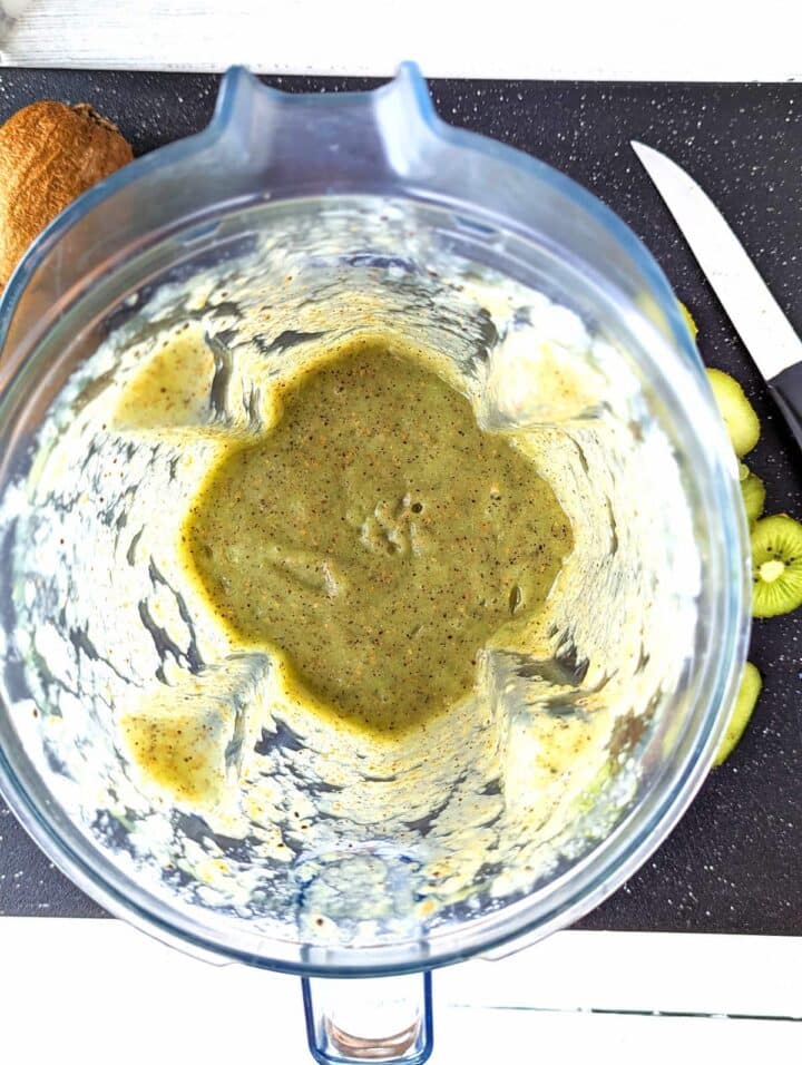 Kiwi juice in blender.